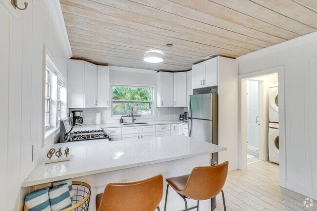 Building Photo - 518 33rd St Rental