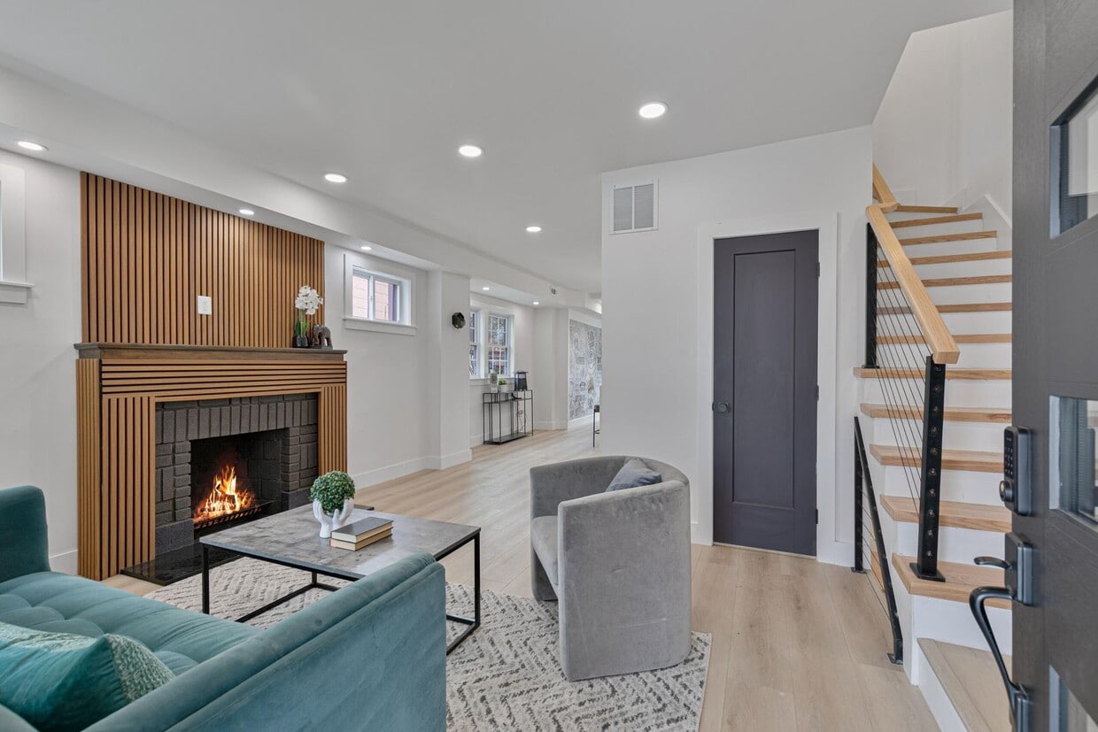 Spacious Fully Renovated Tudor Duplex w/ 3... - Spacious Fully Renovated Tudor Duplex w/ 3...