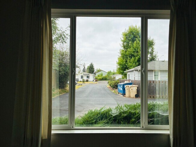 Photo - 933-937 NW Sequoia Ave