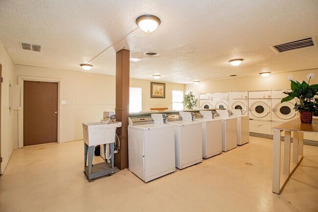 Photo - Robindale-East Apartments