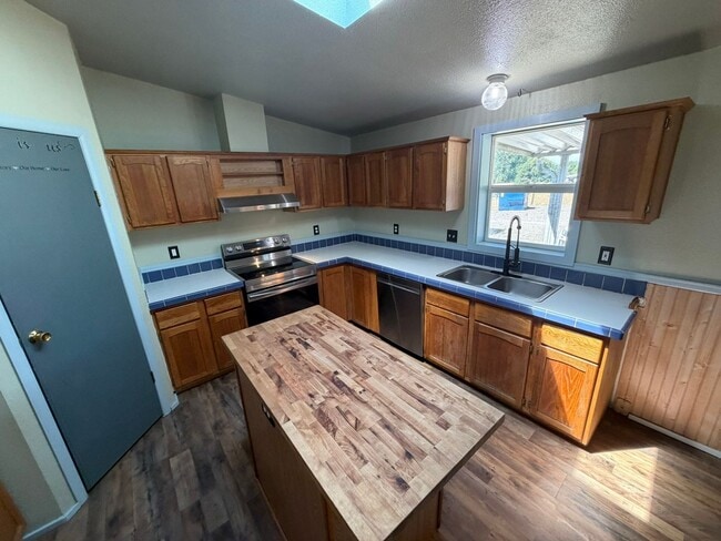 Photo - **MOVE IN SPECIAL** 2.5 Acres with Barn across from Lacomb School!