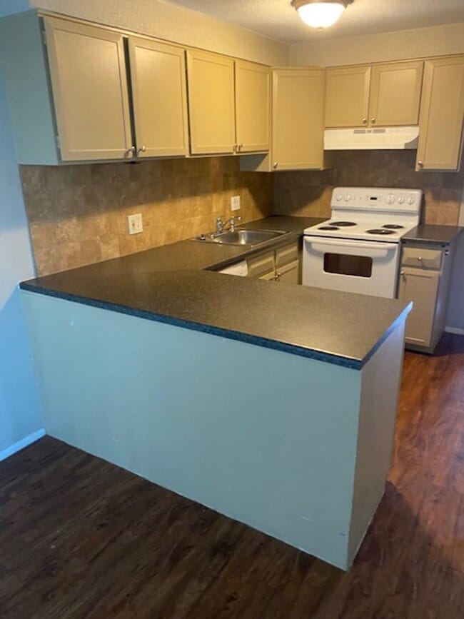 2 Bedroom 1 Bathroom - Located At Lakewood... - 2 Bedroom 1 Bathroom - Located At Lakewood... Apartment Unit 02