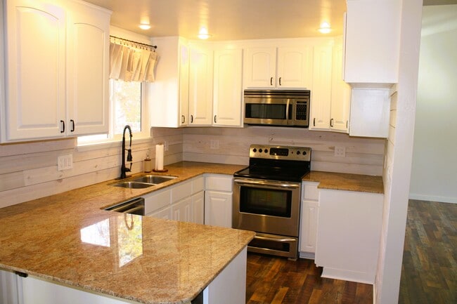Newer kitchen and newer appliances - 11380 W Montana St