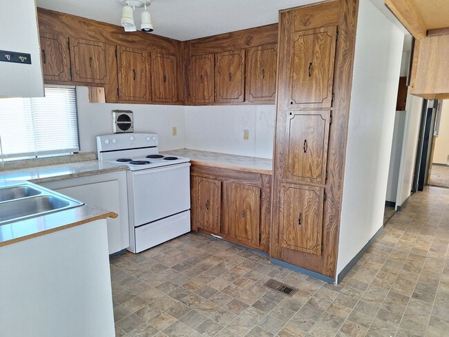 Building Photo - 4 bed 2 bath Rental
