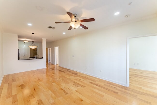 Photo - 910 W 25th St