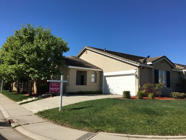 Building Photo - Updated Roseville Home