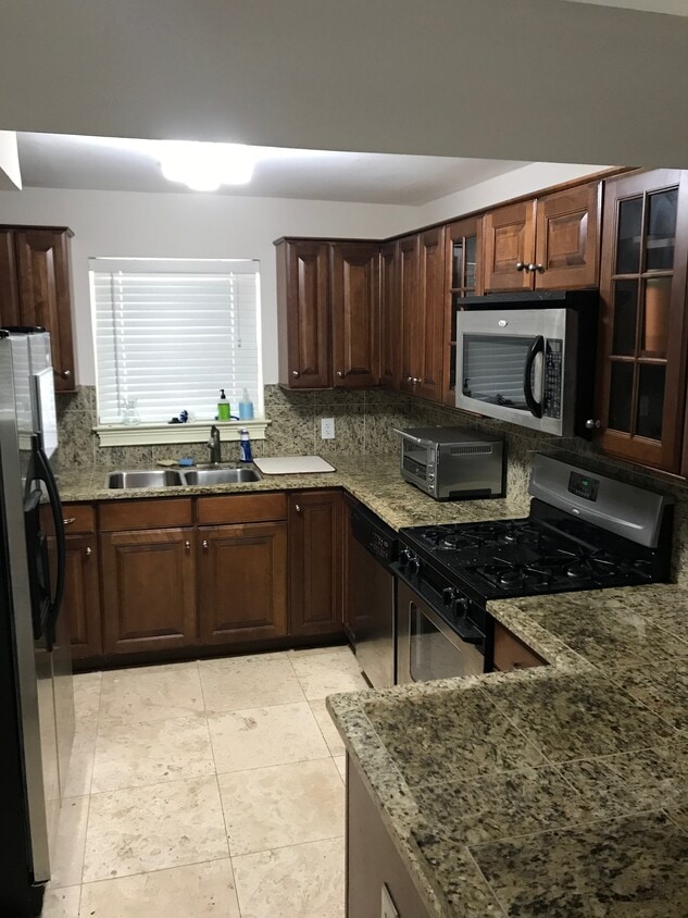 Large kitchen - 488 Burlington Road Northeast (Atlanta, GA)