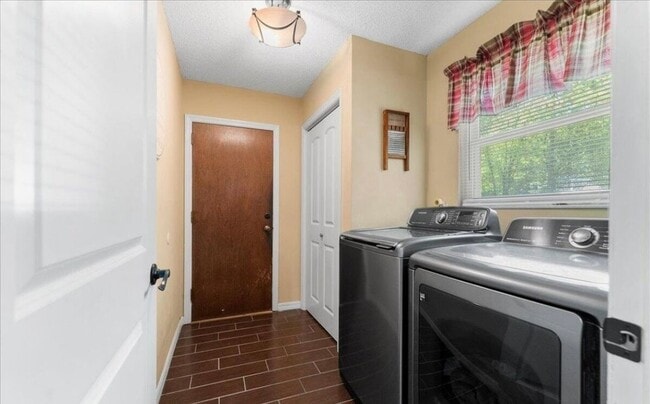1275 Surrey Glen Rd