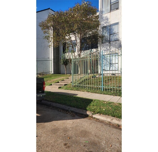 Building Photo - 2818 S Bartell Dr Unit 7