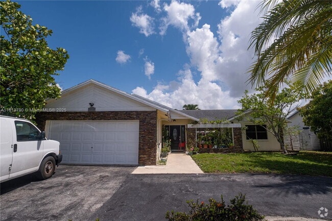 Building Photo - 8521 NW 53rd St Rental