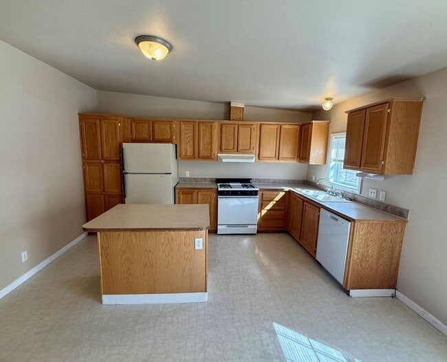 Photo - 3 bedroom 2 bath with Double Garage