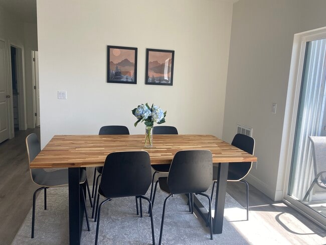 Comedor - 5801 S Garnet Dr