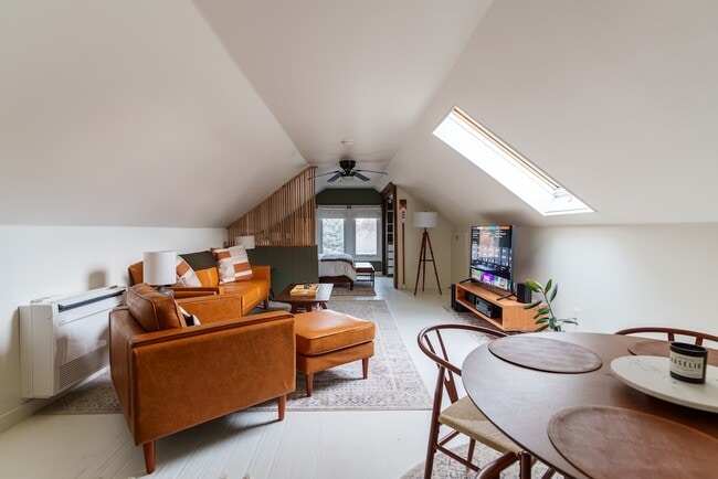 Photo - 824 5th St NE Unidad Attic Loft