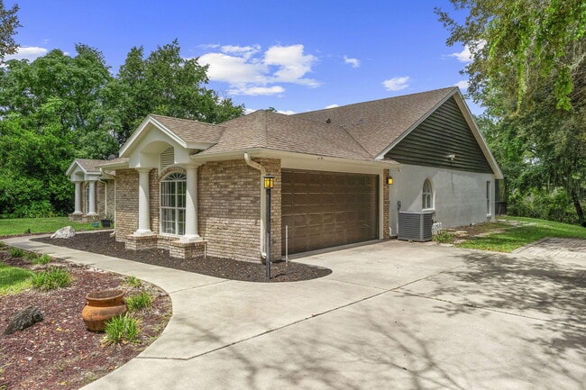 Photo - 2120 Lakebreeze Way