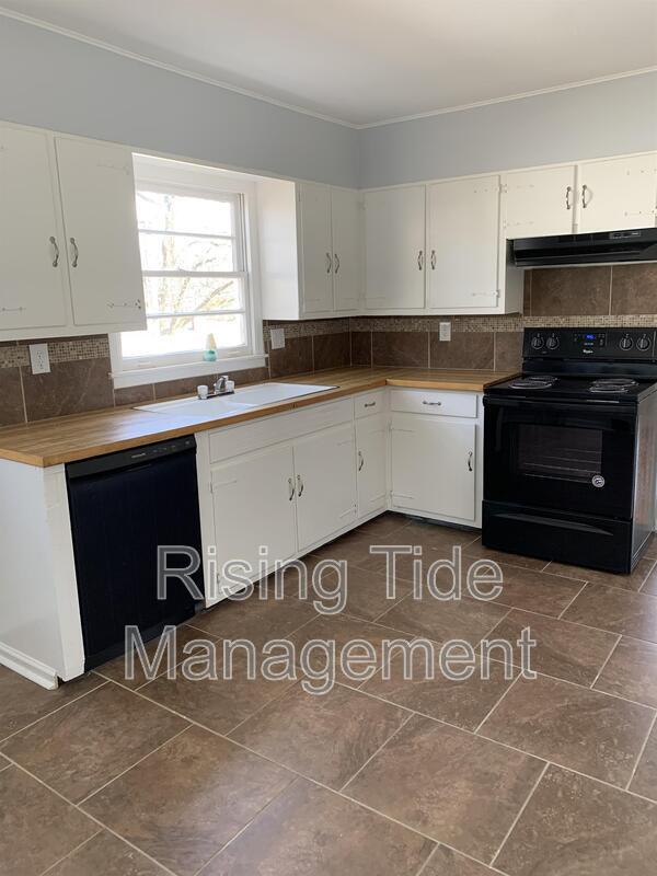 Photo - 928 5 Mile Rd