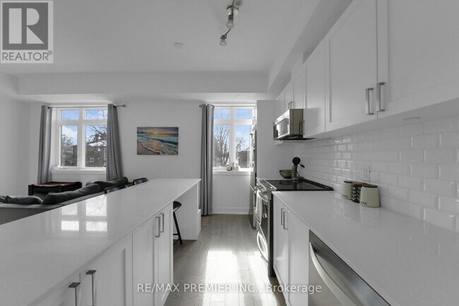 Photo - 1115 Douglas McCurdy Cmn