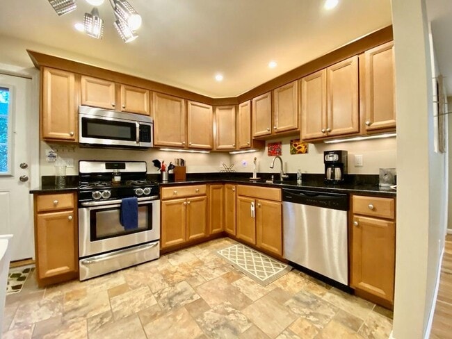 Building Photo - 61 Callender Ave Unit 2