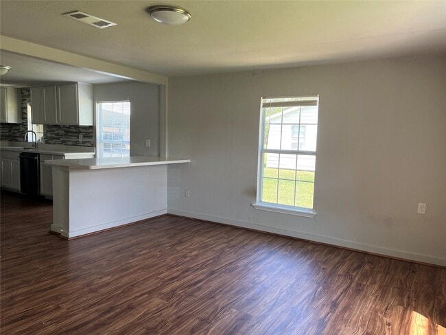 Building Photo - 206 S Market St Rental