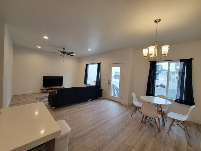Building Photo - 7244 N Silver Spring Way