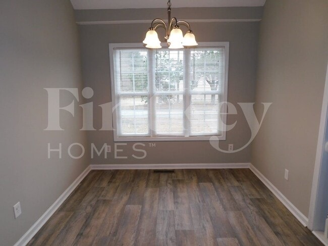 Photo - 4040 Oglesby Rd
