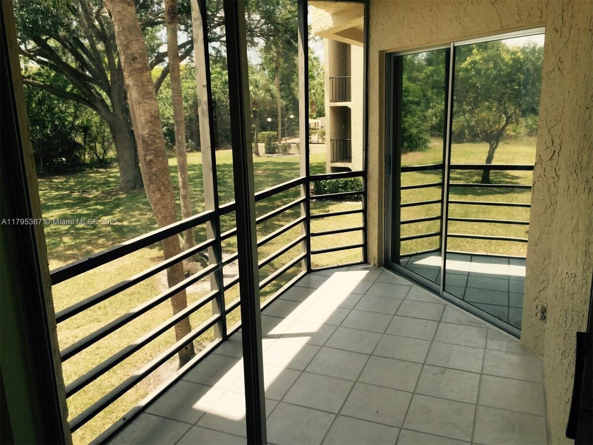 Photo - 3100 Riverside Dr Unidad 210 Rental