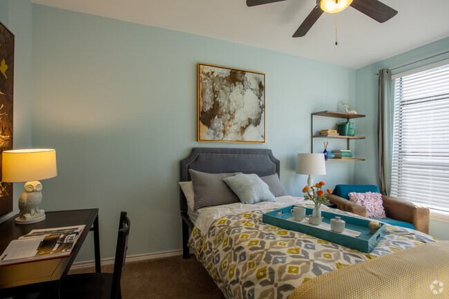 2BR, 2BA - 1030SF