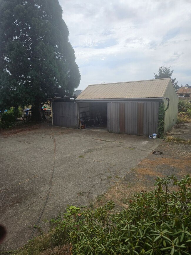 Photo - Spacious 4 bedroom/4 bath home on 1.5 acres