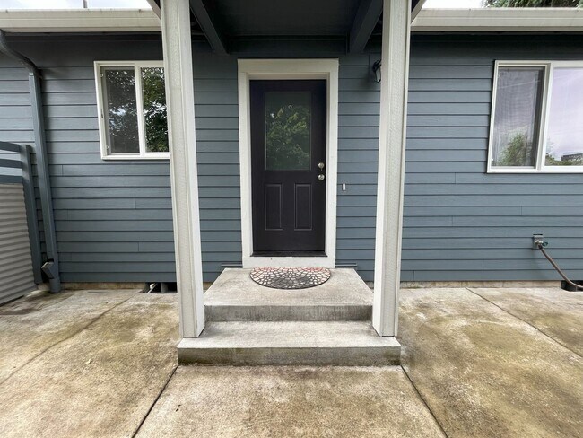 Photo - Charming SE Bungalow 3 Bed 2 Bathroom with Washer & Dryer Unit #B