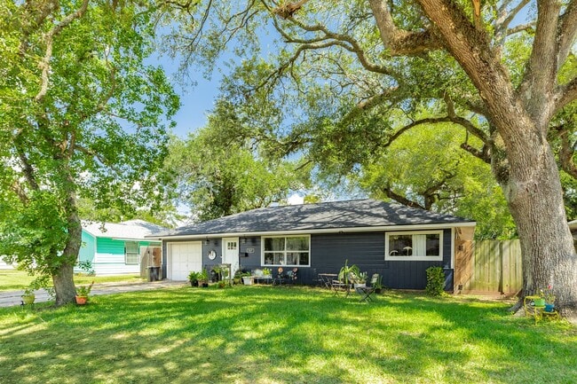 Photo - 527 Gardenia St