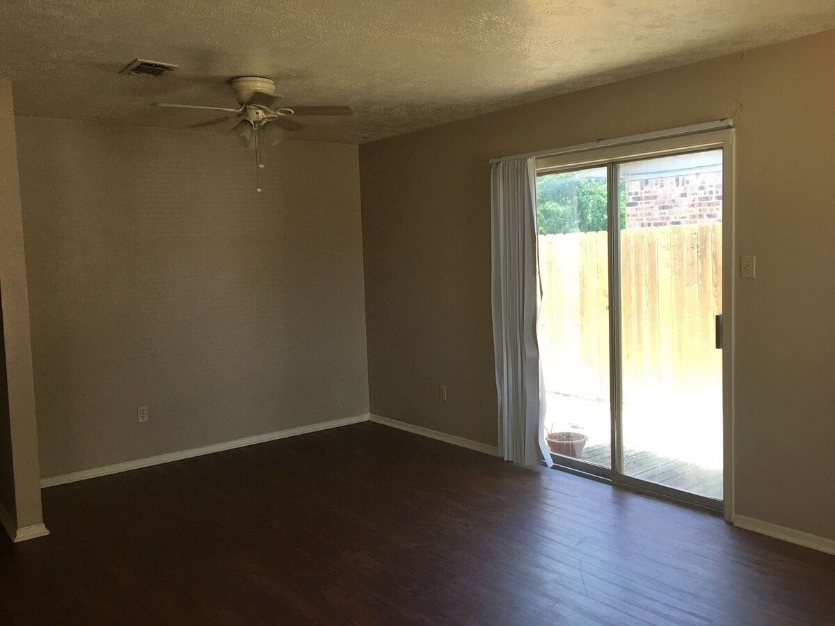 Photo - 2/1 Duplex Available For Prelease!