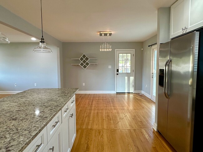 Photo - 5 Bedrooms 3 Bathrooms! Parking! Pets Welc...