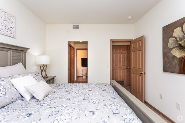 2BR, 2BA - 847 SF