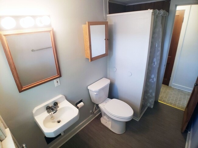 Building Photo - Cute Downtown Apartment Unit UPPER #3