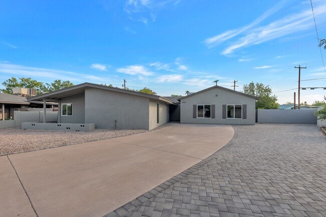Photo - Huge house remodeled and close to ASU. Pool and Turf in the yard