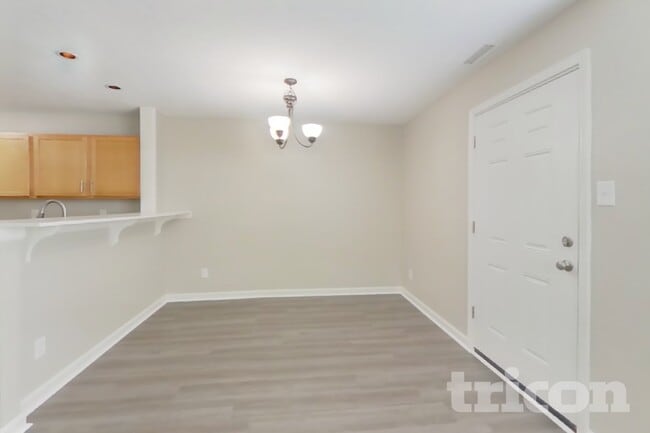 Photo - 4525 Connaught Dr E