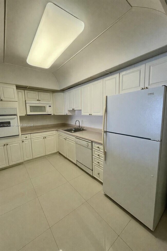 Photo - 19390 Collins Ave Unit 225