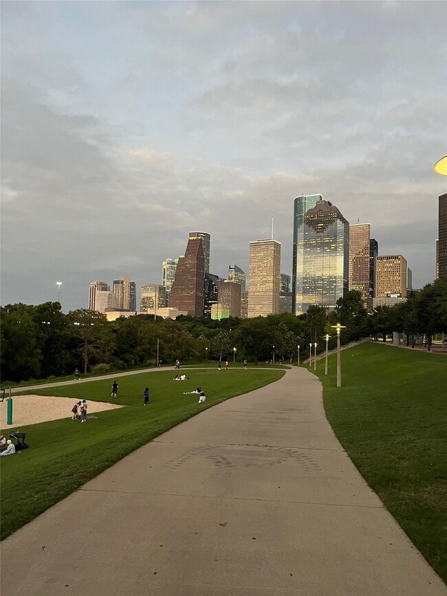 Building Photo - 5353 Memorial Dr Unit 3070