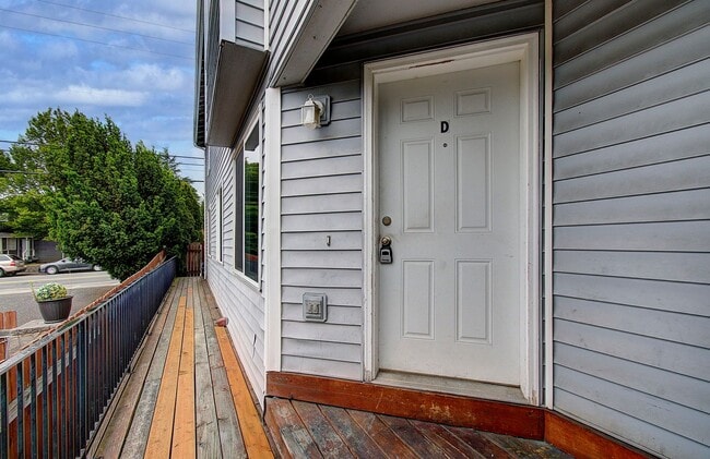 Photo - Spacious 3bd 2.5ba Unit in 4Plex - Avail. Now!