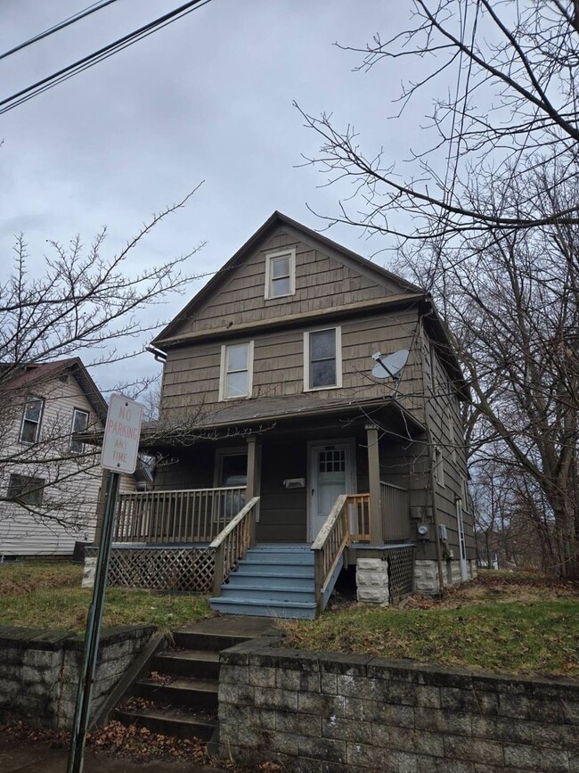 Building Photo - Charming 4-Bedroom Property in Prime Location