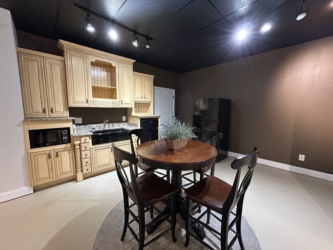 Building Photo - studio apartment