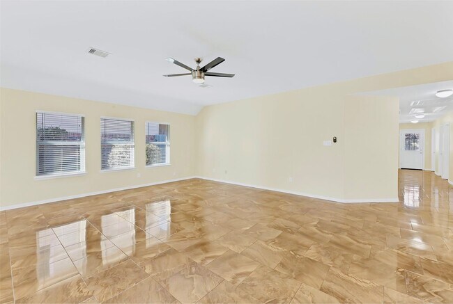 Photo - 915 Curry St