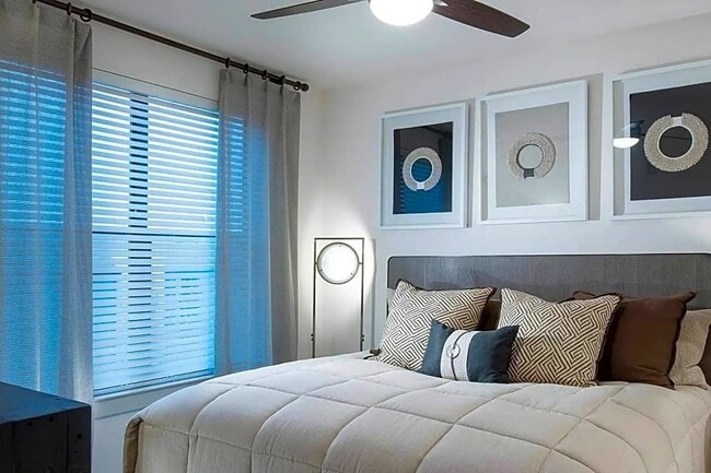 Photo - 411 W 7th St Unidad ID710081