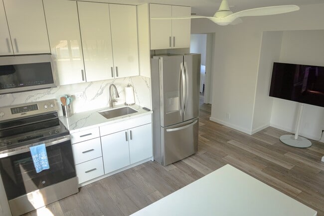24 Wawali St Unit downstairs