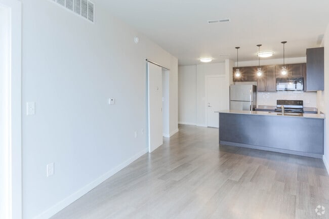 1 BR, 1 BA - 587 SF