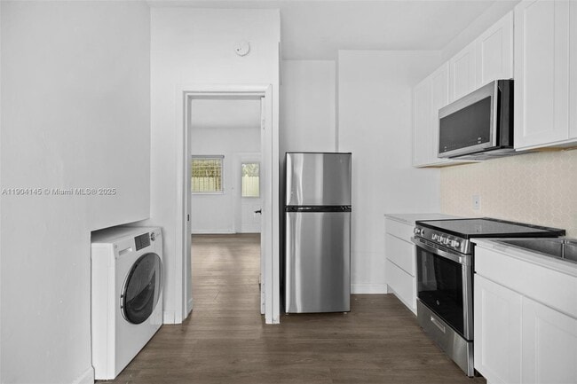 Building Photo - 2822 Pine Tree Dr Unit 5