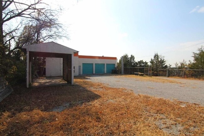 Building Photo - 14991 Lebanon Rd Unit One