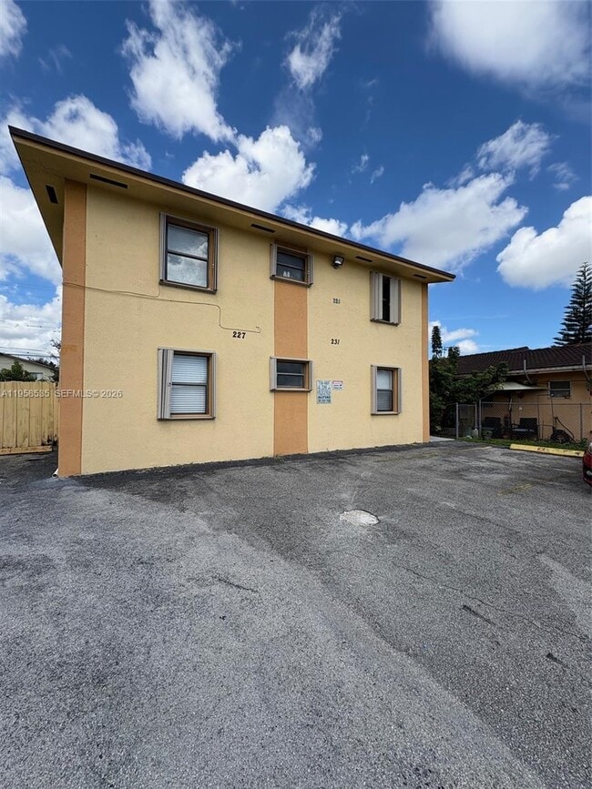 Building Photo - 227 E 7th St Unit 202