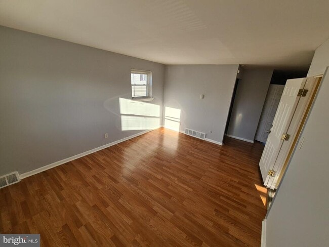 Photo - 9411 Lansford St