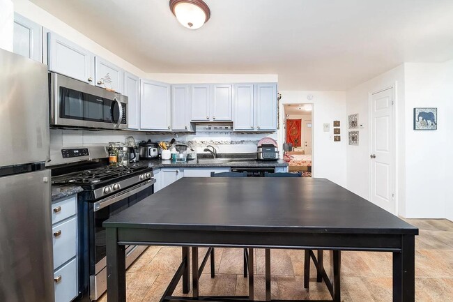 Building Photo - 275 7th St Unit G