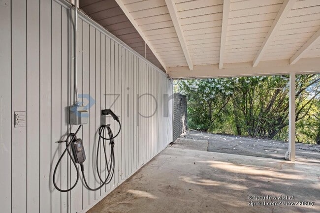 Photo - 757 Tofflemire Dr